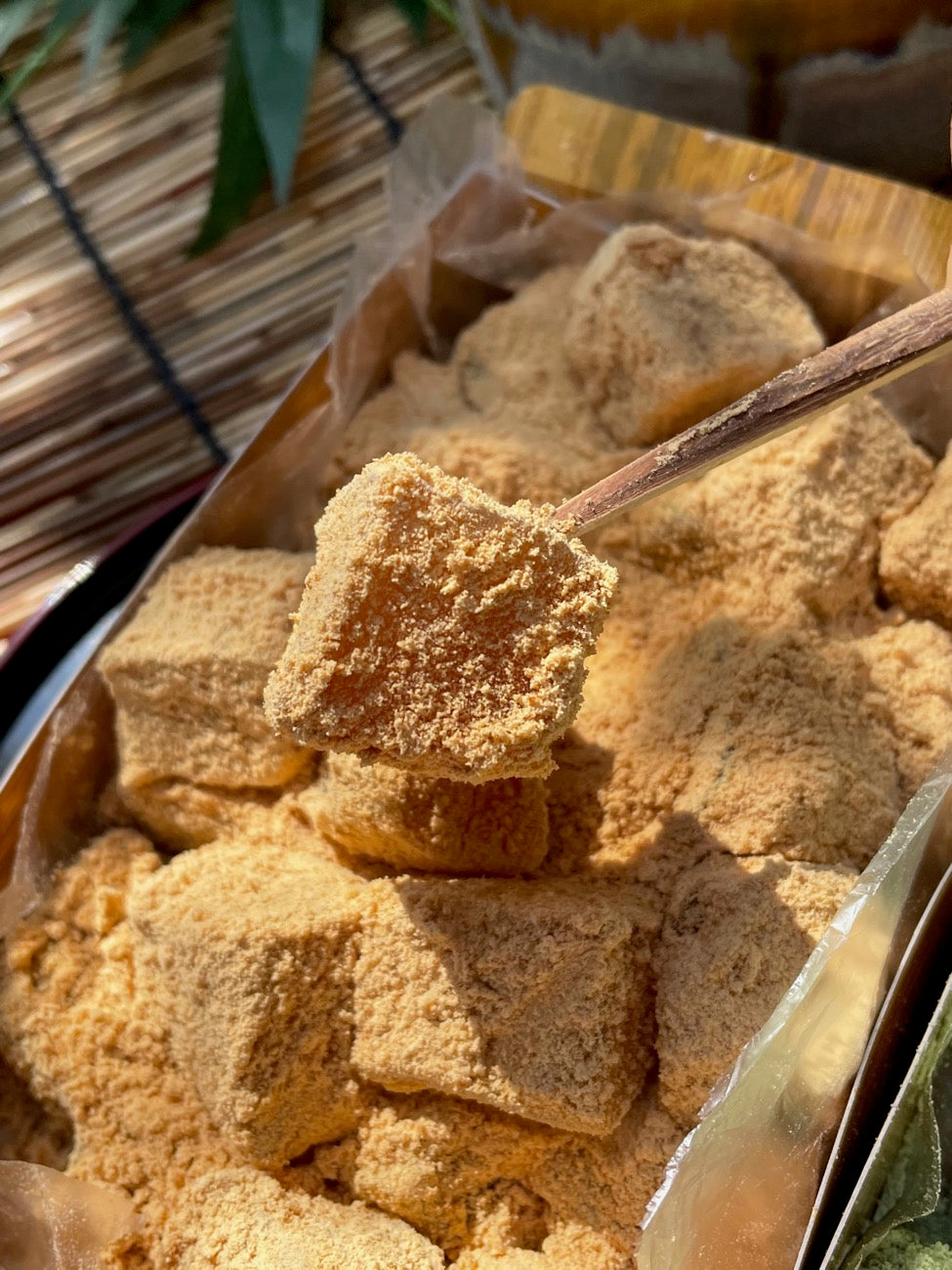 糸島だんご本舗のあんわらび餅（こし餡）・きな粉をまぶした手作りの和菓子